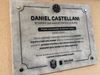 La placa con la que Bolivar homenajeó a Castellani