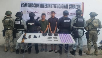 En Mazatlán fueron detenidos dos hombres con un arma AK-47 y dosis de presunta metanfetamina este jueves 24 de septiembre Foto: SSP
