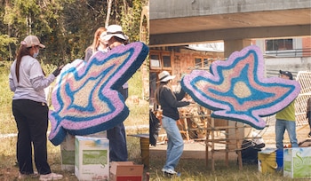Paola Rojas lideró a 12 silleteros decoradores de Santa Elena, que trabajaron durante cinco días para completar la silleta gigante.