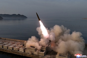 El régimen norcoreano muestra el lanzamiento de prueba de un misil balístico, en un lugar no revelado de Corea del Norte (Agencia Central de Noticias de Corea/vía AP)
