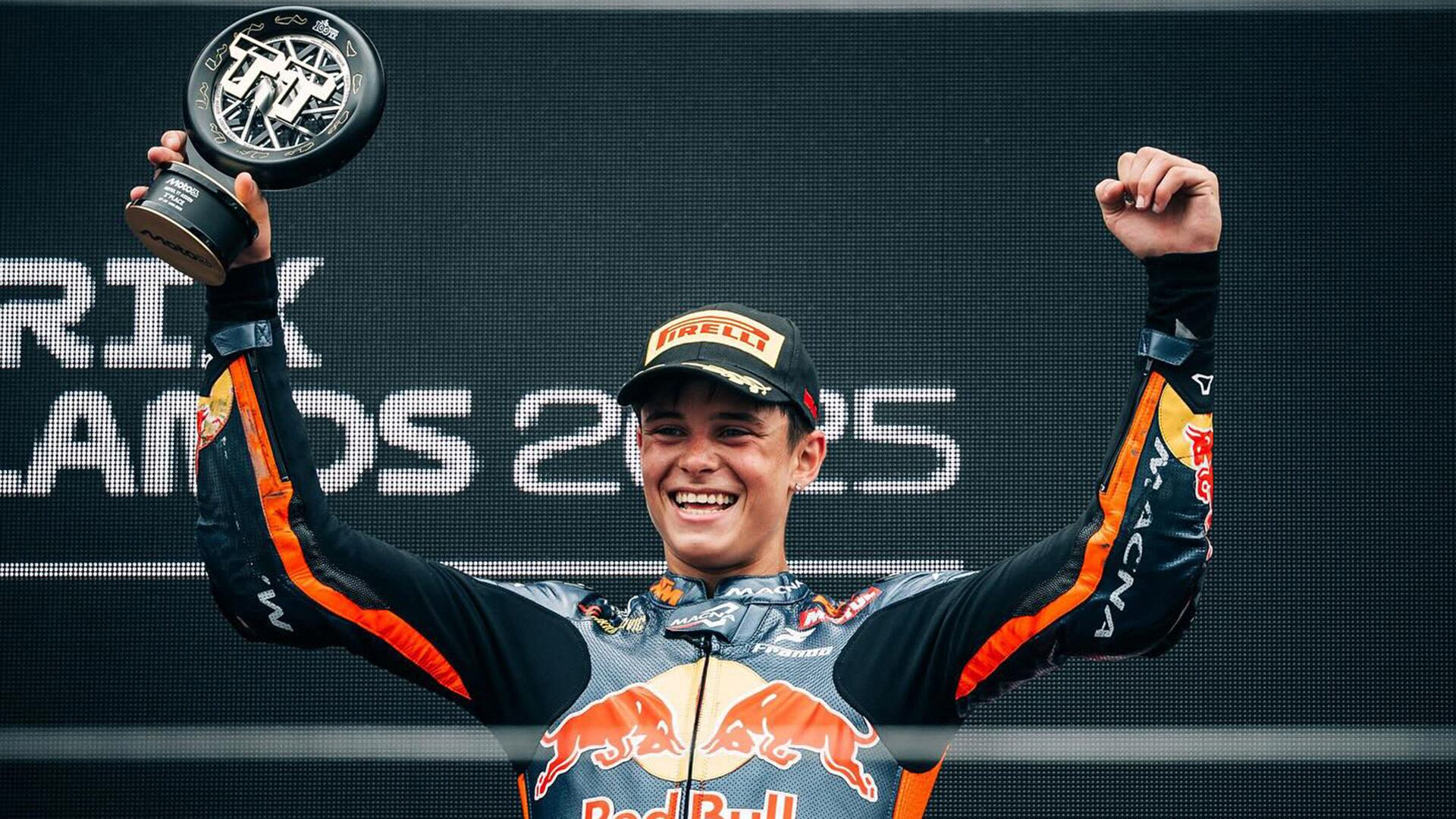 Valentín Perrone sueña con llegar al MotoGP y poner a la bandera argentina de nuevo en la máxima categoría del motociclismo (@valentinperrone73)