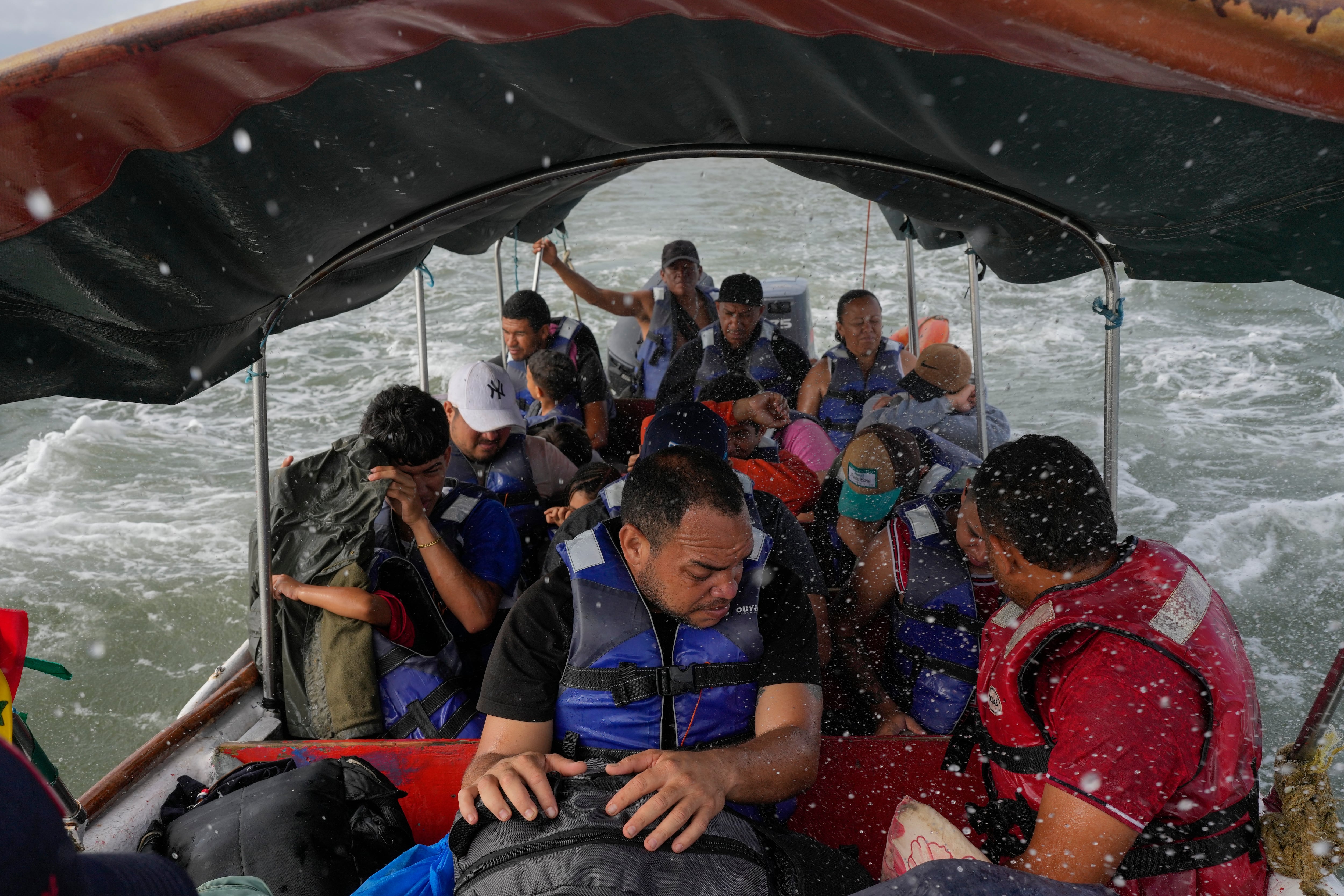 Venezuela concentró 5,754 de los registros contabilizados en 2026, más del 91% del movimiento norte-sur. (Foto AP/Matías Delacroix)