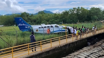 Un avión liviano con ocho
