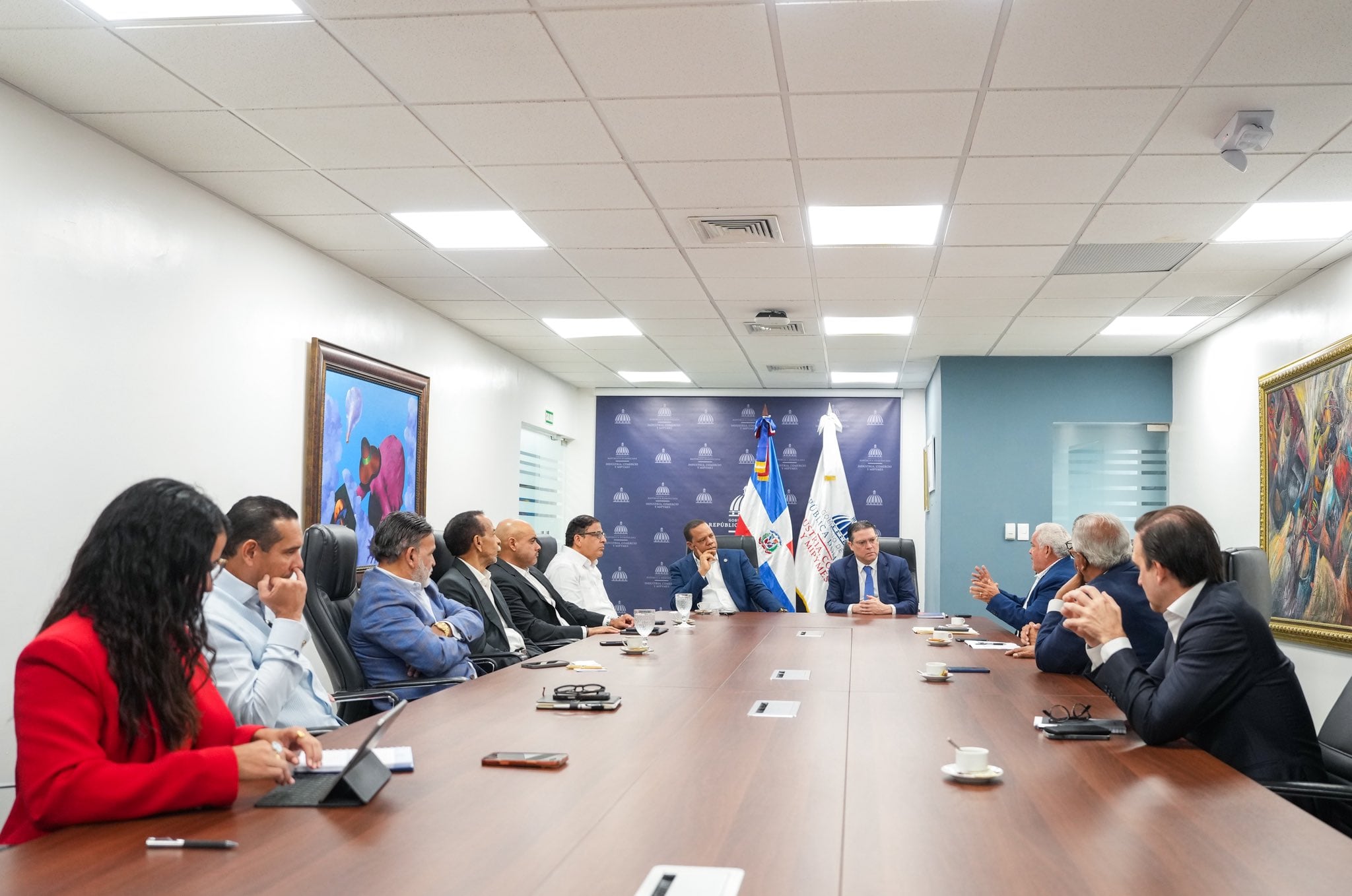 El Gobierno dominicano y Anadegas acordaron una tregua de 30 días por el conflicto de las comisiones en los pagos con tarjeta en estaciones de servicio. (Foto: Redes sociales Eduardo Sanz Lovatón, ministro de Industria, Comercio y Mipymes)