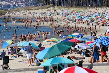 Decenas de bañistas en la playa de Samil de Vigo, a 20 de septiembre de 2026. (EFE/ Salvador Sas)