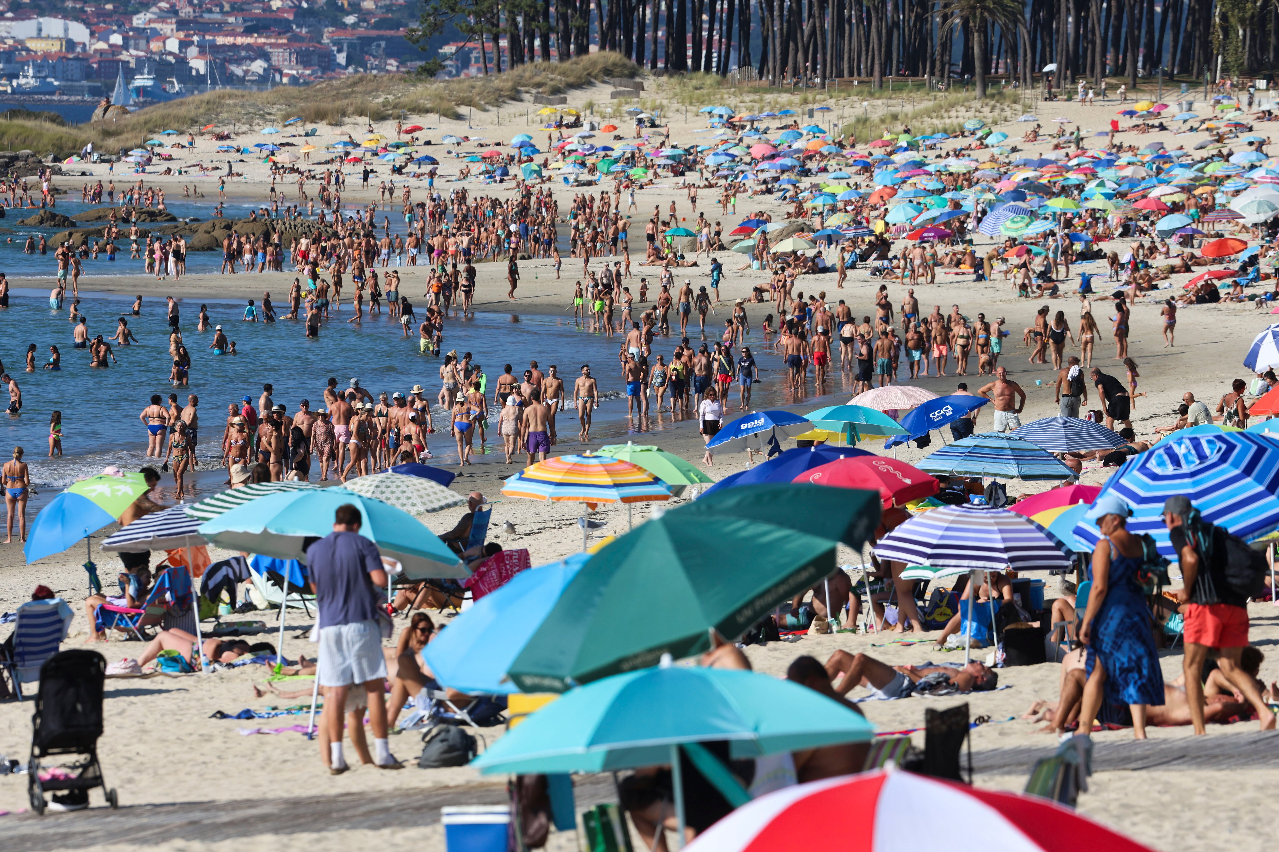 Decenas de bañistas en la playa de Samil de Vigo, a 20 de septiembre de 2026. (EFE/ Salvador Sas)