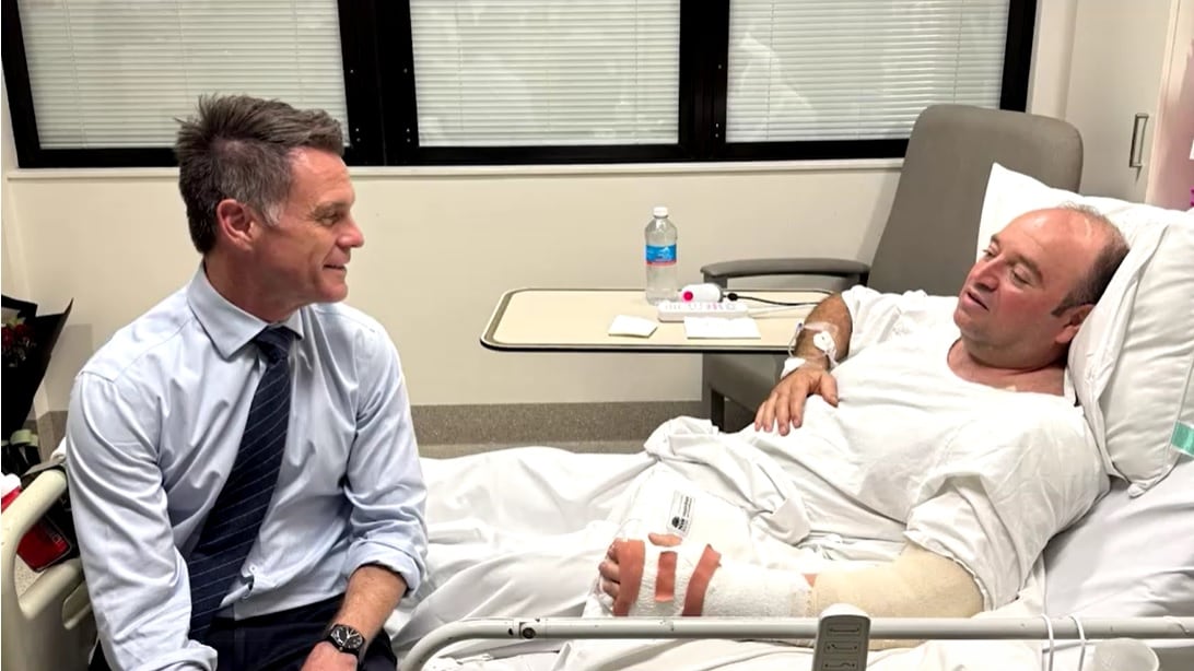 El héroe que desarmó a uno de los terroristas de Bondi está hospitalizado y  podría perder un brazo: “Lo volvería a hacer” - Infobae