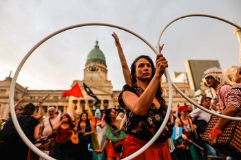 Personas se manifiestan hoy contra el Gobierno de Javier Milei, frente al Congreso de la Nación en Buenos Aires (Argentina). EFE/ Juan Ignacio Roncoroni