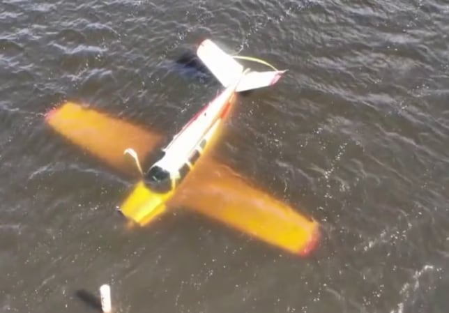 La puerta de pasajeros fue la única salida. Los dos hombres la cruzaron con el fuselaje ya parcialmente sumergido y nadaron en la oscuridad hasta encontrar donde hacer pie (WSAW-TV)