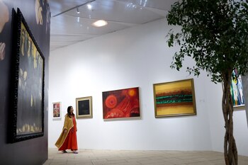 Un visitante pasa junto a