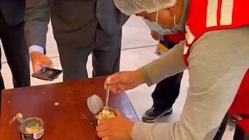 Hallan presuntas larvas en conservas de pollo para escolares en Tarma y suspenden su consumo - Créditos: Captura de pantalla de Latina.
