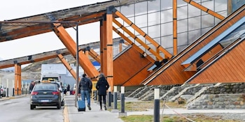 El aeropuerto de Ushuaia posee categoría 9 OACI, lo que habilita operaciones simultáneas y recepción de vuelos internacionales y nacionales de gran porte (Gobierno de Tierra del Fuego)