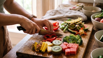 Las partes de las frutas y verduras que tiramos a la basura, pero podrían sumar más fibra a la dieta