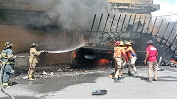 Los capturaron cargando televisoras y lavadoras tras aprovechar incendio en almacén de República Dominicana