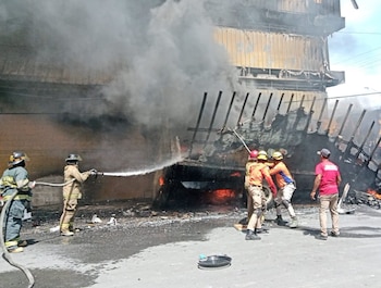 Las autoridades mantuvieron un perímetro de seguridad por riesgo de colapso parcial de la estructura incendiada. (Cortesía: Defensa Civil Dominicana)