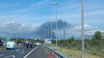 Los Bombers trabajan con 15 dotaciones en un incendio de una nave en Santa Perpètua (Barcelona)
