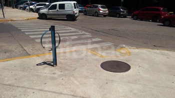 Tropezó en la vereda, se fracturó un brazo y la Cámara de Apelaciones revirtió el fallo: el municipio deberá indemnizarla