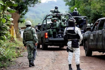 Dos elementos del Ejército mexicano