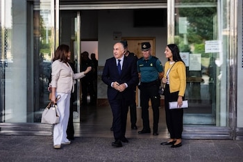 23/10/2026 Landaluce insiste en que es "inocente", pide "celeridad" a la Justicia y se piensa seguir o no de concejal.
La alcalde de Algeciras (Cádiz), José Ignacio Landaluce, ha declarado este viernes ante la jueza del Juzgado de Violencia sobre la Mujer número 2 de la localidad por un presunto delito contra la libertad sexual. A su salida, en declaraciones a los periodistas, ha insistido en que es "inocente", ha deseado "celeridad en la justicia porque una de las faenas que tiene una acusación es la pena de telediario", y ha desvelado que una vez presentada su dimisión este domingo, según anunció, se está pensando si seguir o no como concejal.
POLITICA ESPAÑA EUROPA ANDALUCÍA
SAMUEL VEGA/EUROPA PRESS