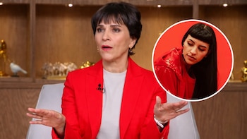 Pati Chapoy, con blazer rojo, gesticulando en un estudio con estanterías de fondo, y una imagen circular de Cazzu con flequillo y ropa roja