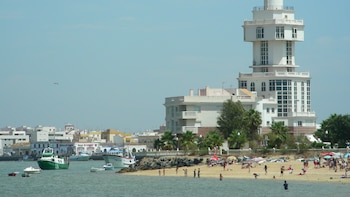 El pueblo ideal para recorrer a pie y disfrutar del pescado frito: restos romanos del siglo I y marismas protegidas