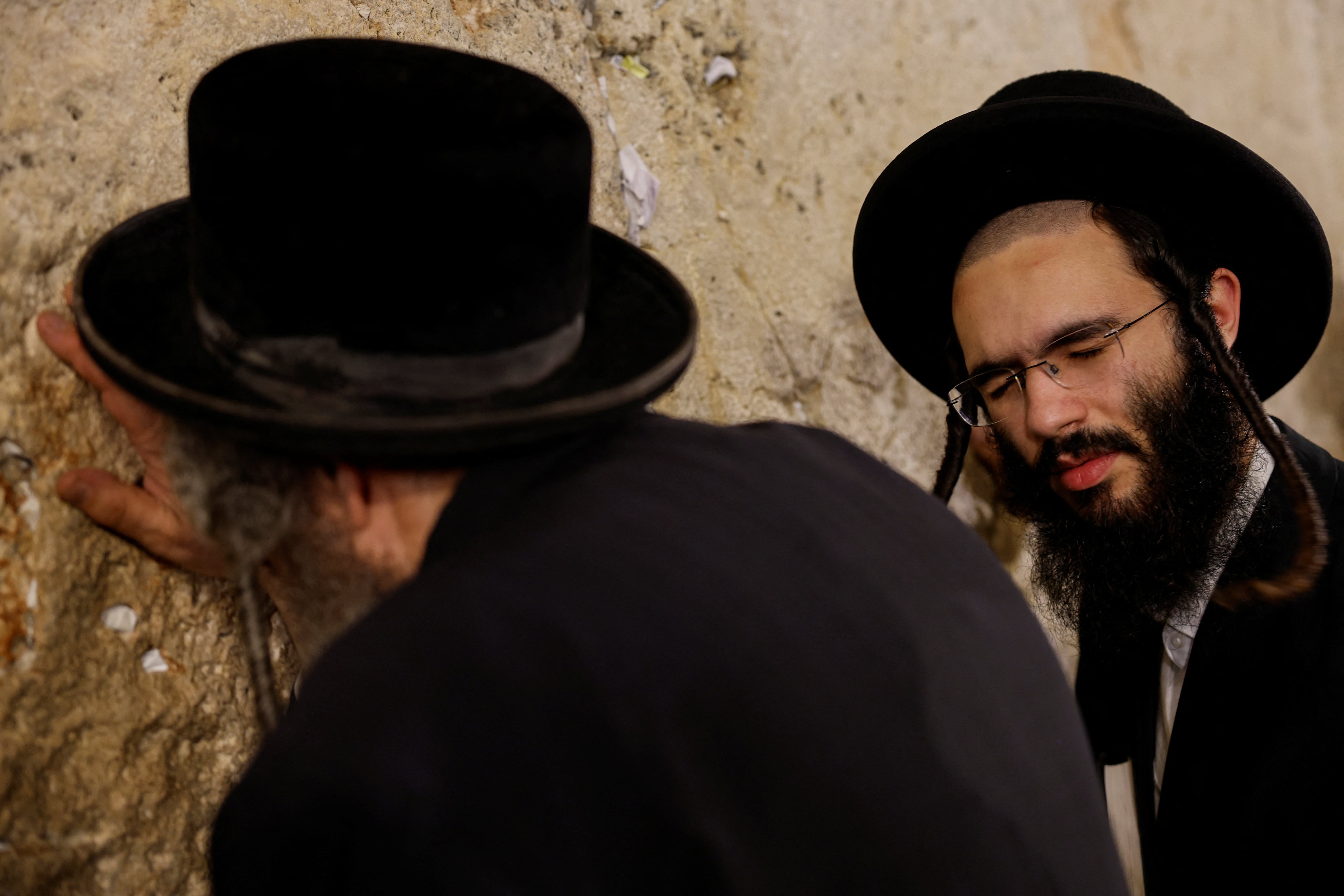 Dos judíos ortodoxos participan en Selijot, una oración en la que expresan arrepentimiento y piden a Dios que perdone sus pecados, antes de Iom Kipur, en el Muro de los Lamentos de la Ciudad Vieja de Jerusalén (Reuters)