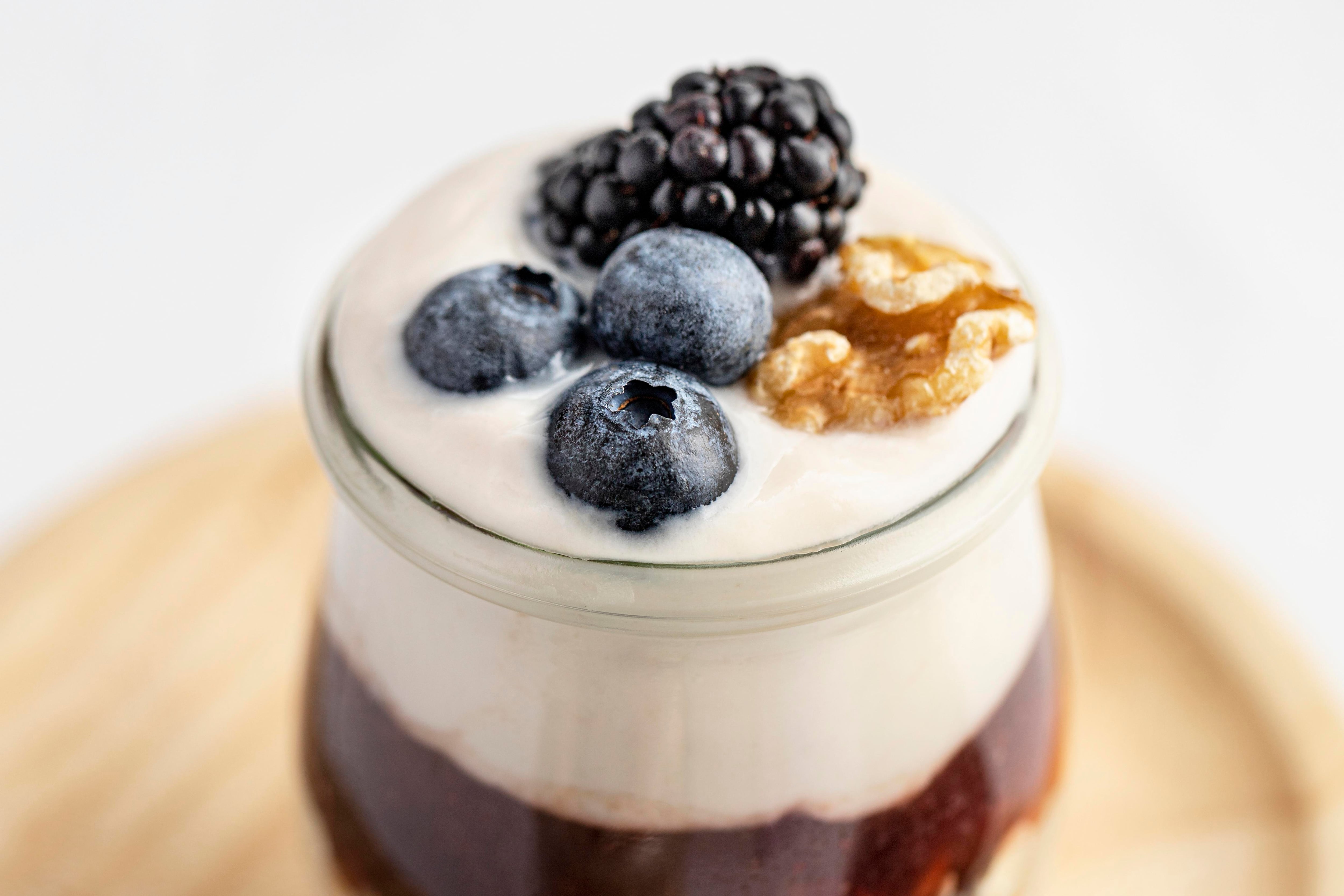 Un vaso de yogur griego con nueces y arándanos (Magnific)