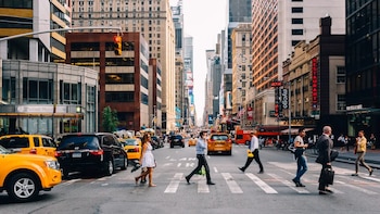Una campaña de concienciación, el endurecimiento de las multas y la transformación de la convivencia vial marcan el inicio de las nuevas reglas en Nueva York
