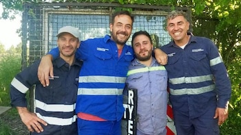 Ariel Rogel, de azul eléctrico,