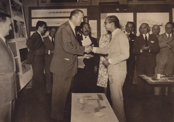 Clorindo recibiendo su diploma universitario