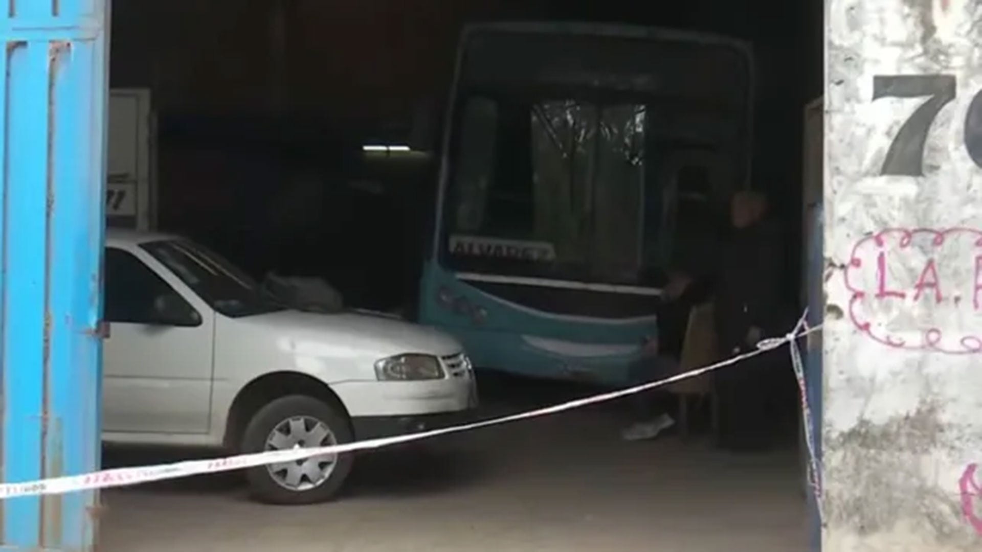 El accidente en el taller de Ovidio Lagos al 7600 ocurrió cuando dos empleados trabajaban sobre el eje de una rueda del colectivo