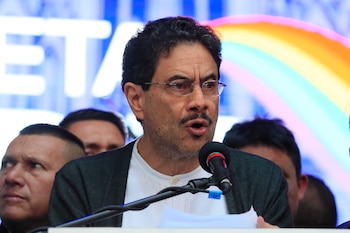 El candidato del Pacto Histórico Iván Cepeda sigue liderando en las encuestas - crédito Carlos Ortega/EFE