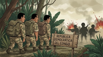 Tres hombres con uniformes camuflados y mochilas caminan por una selva. Un cartel indica 'República Democrática del Congo'. Soldados y explosiones en la distancia.