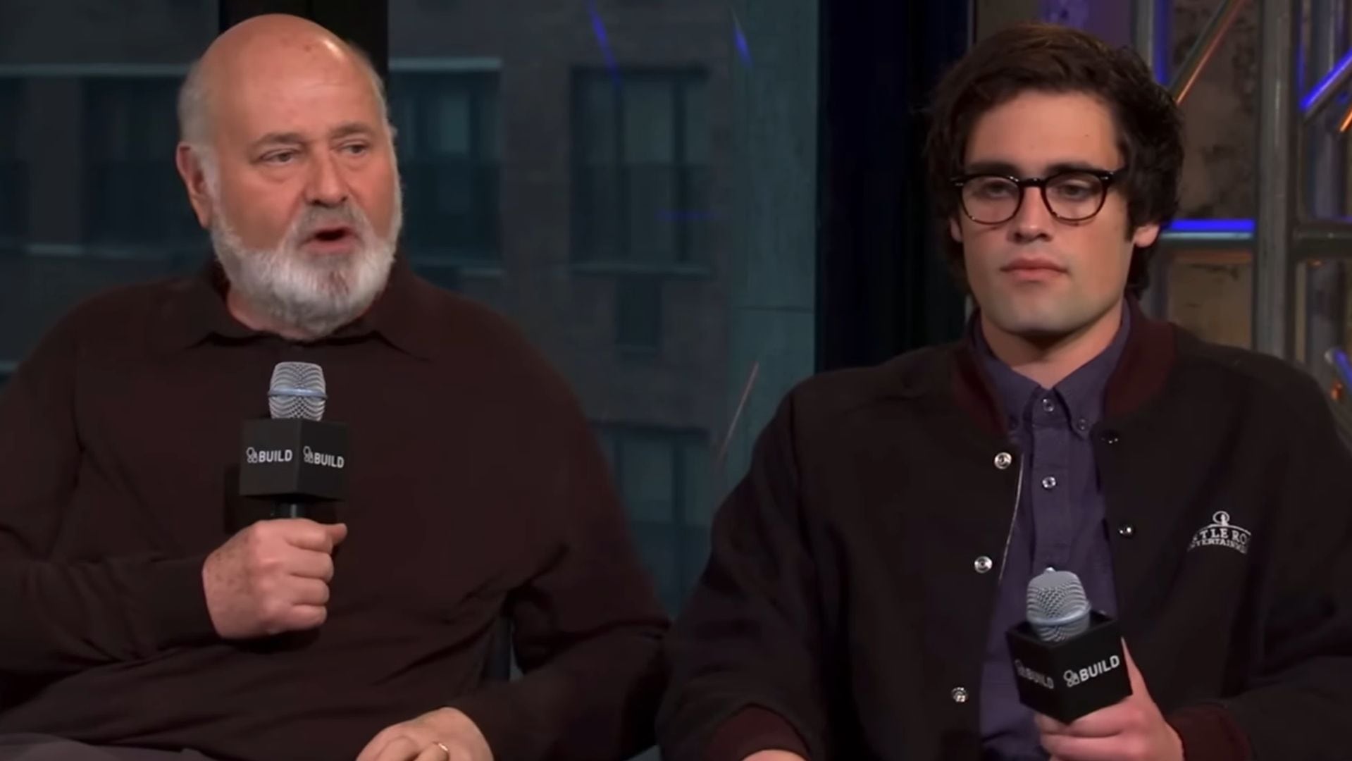 Nick Reiner, hijo de Rob Reiner, fue retenido por las autoridades mientras se esclarecen los detalles del doble homicidio ocurrido el domingo en Los Ángeles (Captura de video/YouTube)