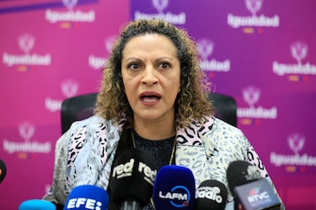 Jineth Bedoya (c), periodista colombiana hablar sobre el fondo que busca ofrecer apoyo económico y medidas de seguridad para las mujeres en el periodismo - crédito Carlos Ortega/EFE