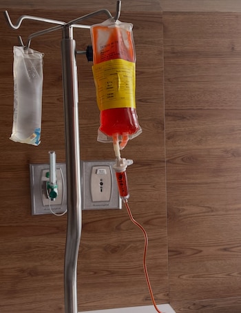 Claudia Serrato llamó a su primera quimioterapia “mi elixir sanador” y la visualizó como la sangre de Cristo - crédito @clauserratomanager/ Instagram