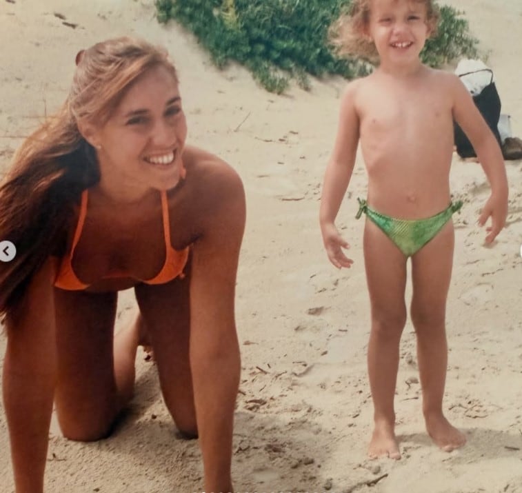 Con motivo de los 27 años de su única hija, la escritora seleccionó algunas fotos significativas de su vida juntas