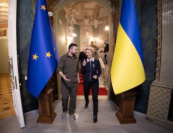 “Es bueno estar de vuelta en Kiev, mi cuarta vez desde la invasión de Rusia. Esta vez, con mi equipo de comisarios. Estamos aquí juntos para demostrar que la UE apoya a Ucrania tan firmemente como siempre y profundizar aún más nuestro apoyo y cooperación”, afirmó Von der Leyen en su cuenta oficial en Twitter. (Archivo/REUTERS)