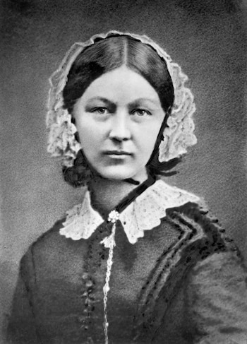 Retrato en blanco y negro de Florence Nightingale, mostrando una mujer con cabello oscuro y gorro de encaje blanco, usando un cuello de encaje sobre un vestido oscuro