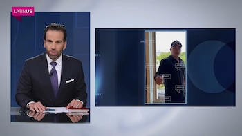 Carlos Loret de Mola en un estudio de noticias junto a una pantalla vertical que muestra a un hombre con gorra y camisa negra