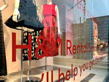 Una tienda de H&M exhibe