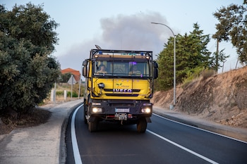 Un camión de bomberos forestales, en la urbanización El Encinar del Alberche, a 22 de julio de 2026, en Villa del Prado, Madrid (España). (Juanma Jiménez/Europa Press)