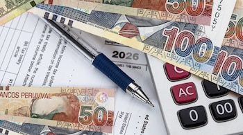 Billetes de 50 y 100 unidades, con uno de ellos mostrando la inscripción 'BANCOS PERUWWAL', junto a un bolígrafo, una calculadora y un formulario con el año 2026.