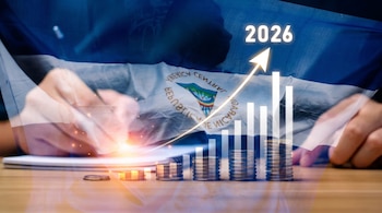 Manos escribiendo en un cuaderno con bolígrafo, monedas apiladas en columnas crecientes, un gráfico de barras, una flecha ascendente con el año 2026 y la bandera de Nicaragua de fondo.