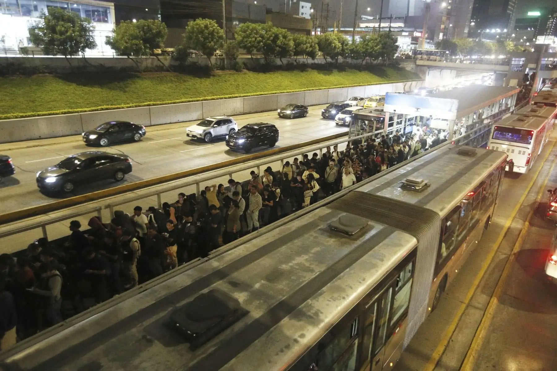 Pasajeros del Metropolitano enfrentan largas filas y demoras considerables fuera de la estación Andrés Reyes, en Lima, tras un accidente ocurrido durante la hora punta de la tarde del 5 de mayo. (Foto: Agencia Andina)