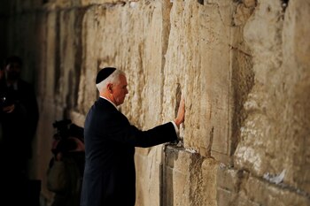 El vicepresidente de Estados Unidos, Mike Pence, en el Muro de los Lamentos, el sitio más sagrado para la religión judía. Foto: Ammar Awad/REUTERS