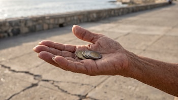 Una anciana de 76 años que duerme sobre cartones y pide limosna en el malecón: la cara más cruda de la crisis cubana