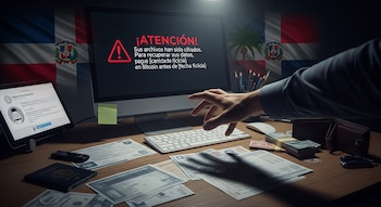 Mano de una persona frente a un monitor con mensaje de ransomware y bandera dominicana de fondo. El escritorio tiene documentos, dinero y un pasaporte.