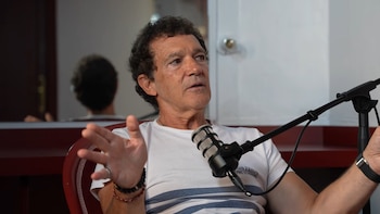 Antonio Banderas se moja sobre