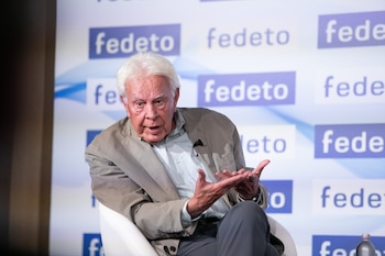 El expresidente del Gobierno de España, Felipe González, durante un encuentro institucional y político con el presidente de Castilla-La Mancha, Emiliano García-Page (Juanma Jiménez / Europa Press)